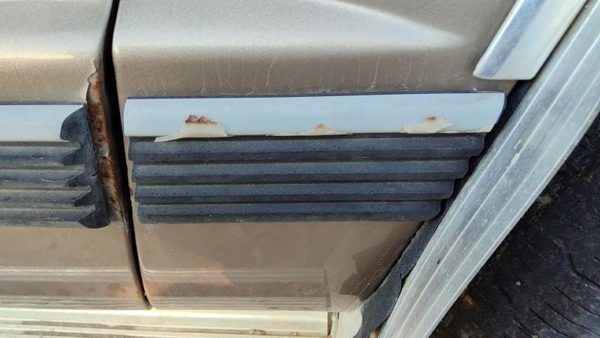 1992-1999 Chevy Suburban Passenger Right Moulding From Fender Oem Trim Strip — photo 3