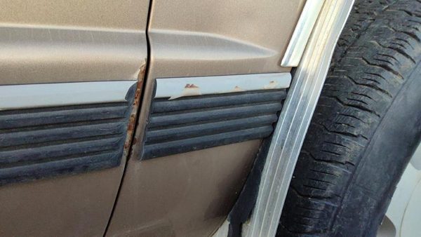 1992-1999 Chevy Suburban Passenger Right Moulding From Fender Oem Trim Strip — photo 4