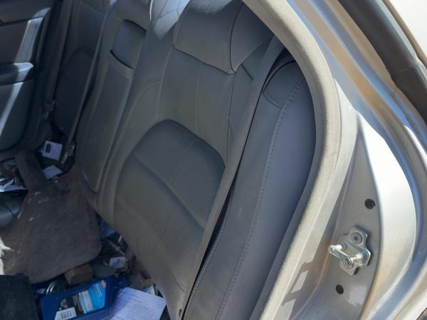 2005 Cadillac Deville Rear Seat Belt RH Gray 142 — photo 1