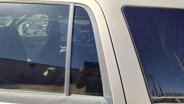 98-02 Expedition Driver Left Rear Vent Window Back Door Glass With Frame Oem — photo 3