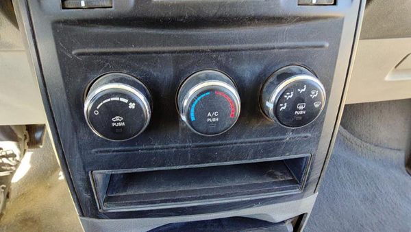 08-09 Dodge Grand Caravan Temperature Control Module In Dash Heater Ac Head Unit — photo 2