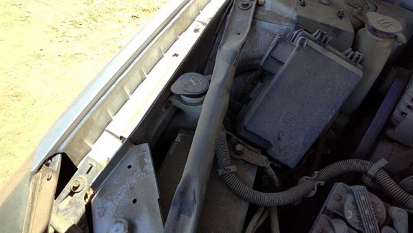 04-05 Grand Prix Windshield Washer Fluid Reservoir With Pump Oem Wiper Tank — photo 2
