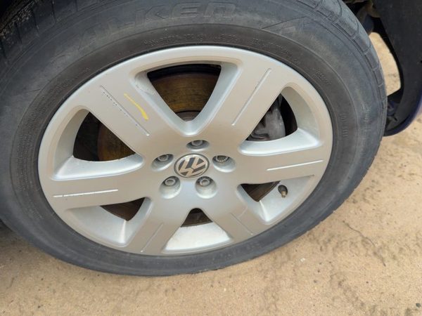 06-09 Beetle Convertible 16" Aluminum Wheel Factory 6 Spoke Rim 16X6-1/2 Painted — photo 3