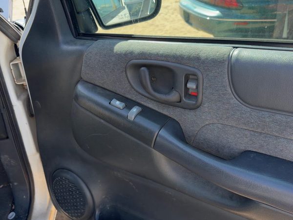 1995-2005 Chevy S10 Blazer Passenger Right Front Door Trim Panel Graphite 12H — photo 5