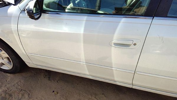 2003 Nissan Altima Front Door LH White QX3 — photo 1