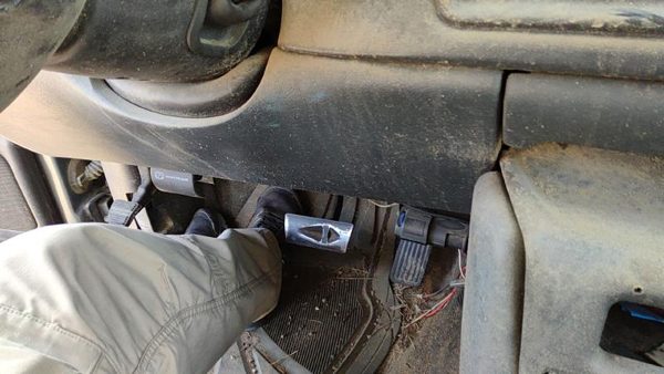00-01 Sierra 2500 Lower Dash Under Column Knee Bolster Trim Panel Graphite 12D — photo 2