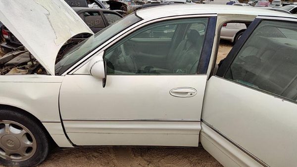 2000 Buick Park Avenue Front Door LH White 78U — photo 1