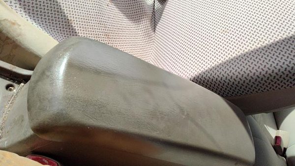 04-05 New Style Malibu Center Console Lid Only Arm Rest Fold Down Neutral 52E — photo 2