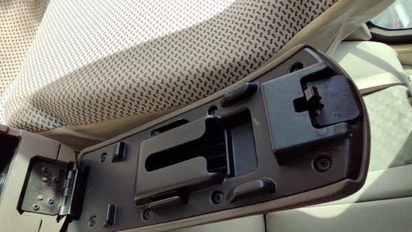 04-05 New Style Malibu Center Console Lid Only Arm Rest Fold Down Neutral 52E — photo 4