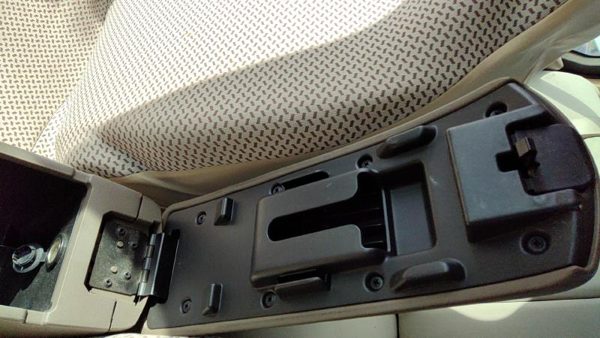 04-05 New Style Malibu Center Console Lid Only Arm Rest Fold Down Neutral 52E — photo 3