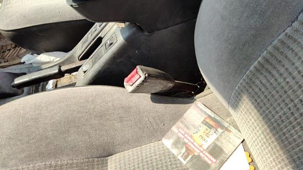 1992-1995 Nissan Pathfinder Driver Left Front Seat Belt Buckle Receiver Oem Gray — photo 1