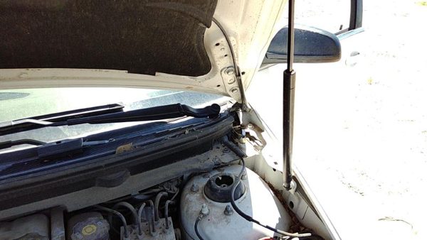 2011 Chevrolet Malibu Hood Hinge RH Chevy White 50U — photo 1