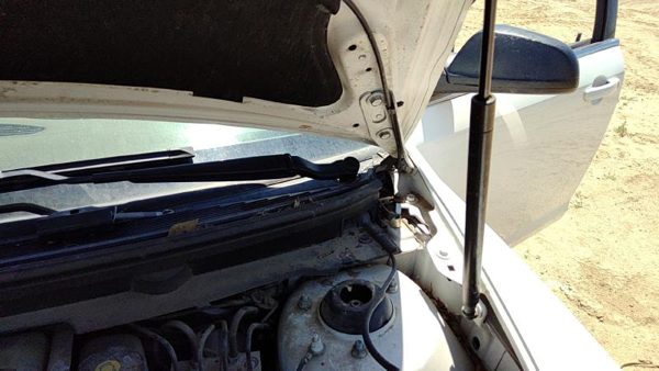 2011 Chevrolet Malibu Hood Hinge RH Chevy White 50U — photo 4