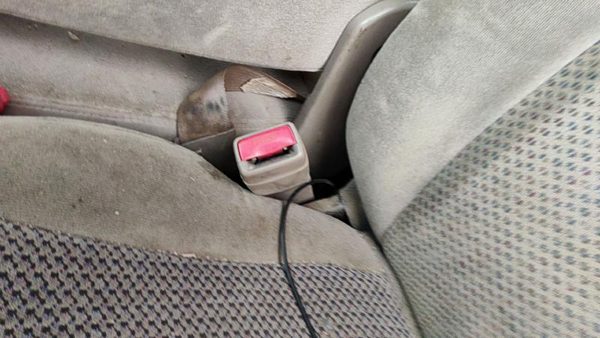 01-02 Silverado 2500 Driver Left Front Seat Belt Buckle Receiver Oem Tan 52D — photo 2