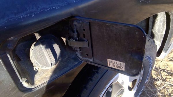 1996 Geo Tracker Fuel Tank Door With Hinge Gas Lid Oem Filler Black — photo 8