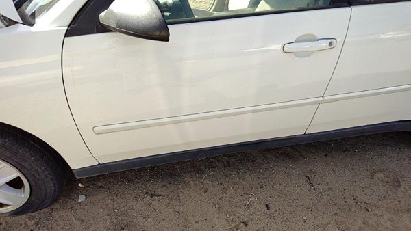 2005 Chevrolet Malibu Front Door LH White 40U — photo 1