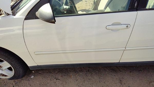 2005 Chevrolet Malibu Front Door LH White 40U — photo 3