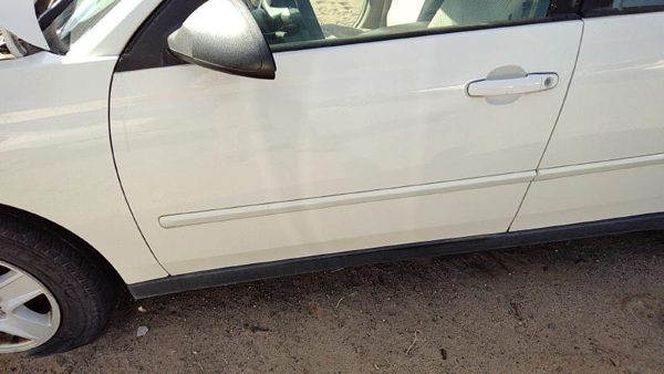 2005 Chevrolet Malibu Front Door LH White 40U — photo 2