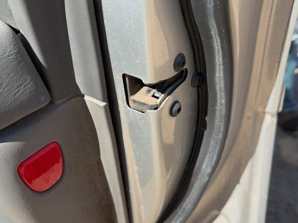2005 Cadillac Deville Front Door Latch RH — photo 2
