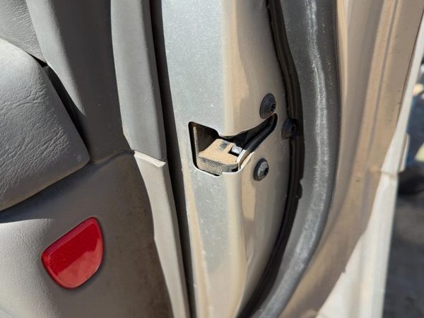 2005 Cadillac Deville Front Door Latch RH — photo 3