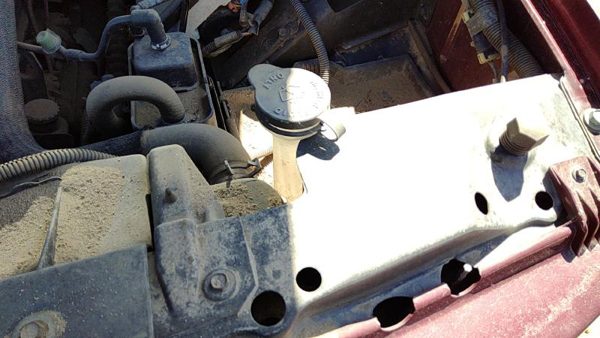 1999 GMC Yukon Washer Bottle — photo 1