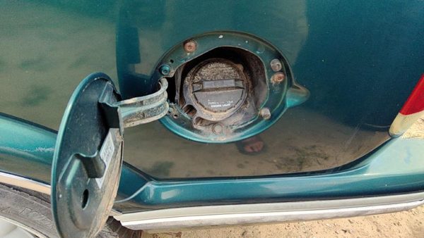 1995-1996 S10 Blazer Fuel Filler Neck Assembly With Gas Cap Oem 15712084 — photo 4