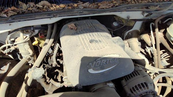 2005 Sierra 1500 Hd Engine Cover Top Plastic Shield Oem 6.0L — photo 4