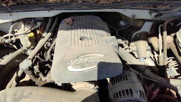 2005 Sierra 1500 Hd Engine Cover Top Plastic Shield Oem 6.0L — photo 2