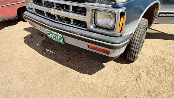 1991-1994 Chevy S10 Blazer Front Bumper Assembly Oem 15961869 — photo 2