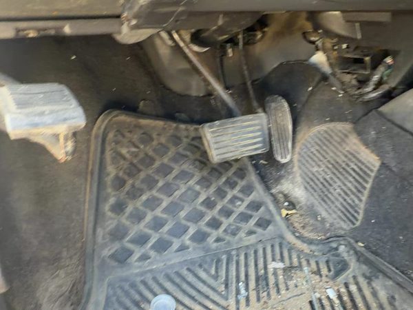 2001 Chevy S10 Blazer Brake Pedal Assembly OEM 4.3L Automatic 4x4 — photo 3
