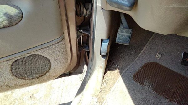1995-2000 Silverado 2500 Driver Left Lower Kick Trim Panel Oem Tan 52D — photo 3