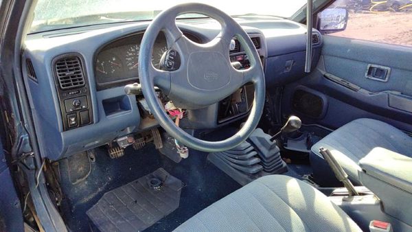 1995 Nissan Pathfinder — vehicle photo 5