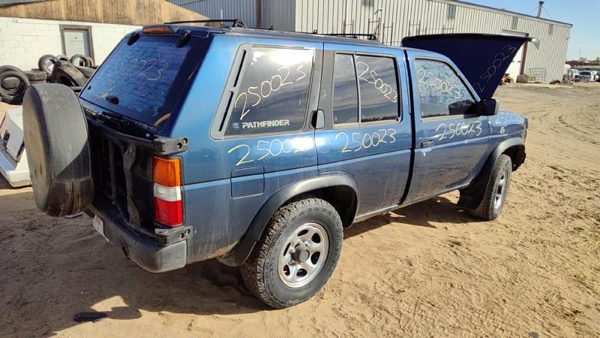 1995 Nissan Pathfinder — vehicle photo 9