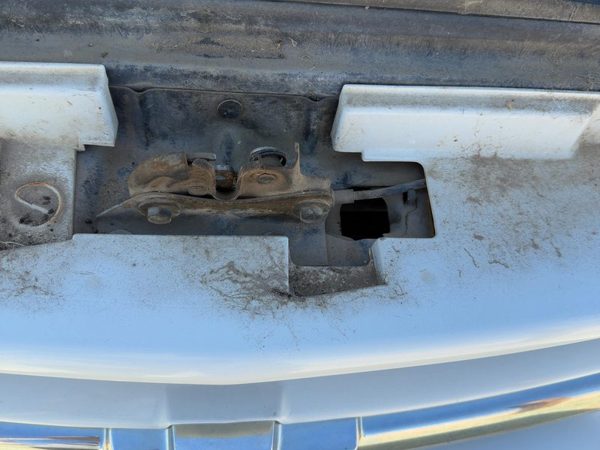1998-2005 Chevy S10 Blazer Hood Latch Assembly With Bracket Oem 15009394 — photo 1