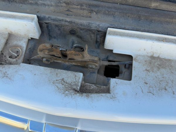 1998-2005 Chevy S10 Blazer Hood Latch Assembly With Bracket Oem 15009394 — photo 2