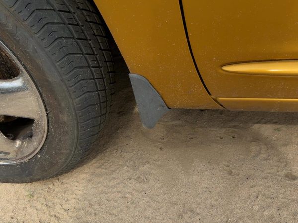 2001-2010 Chrysler Pt Cruiser Driver Left Moulding From Fender Oem Mud Flap — photo 1