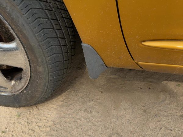 2001-2010 Chrysler Pt Cruiser Driver Left Moulding From Fender Oem Mud Flap — photo 3