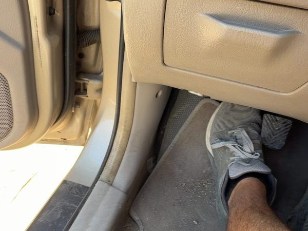 2001-2006 Hyundai Elantra Driver Left Lower Kick Trim Panel Oem Gray Ze — photo 2