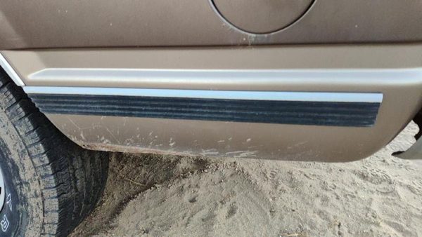 1994 Chevy Suburban Driver Left Rear Moulding On Quarter Panel Oem — photo 1