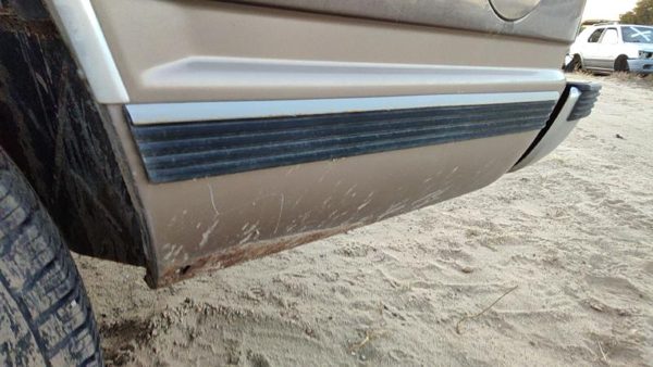 1994 Chevy Suburban Driver Left Rear Moulding On Quarter Panel Oem — photo 4