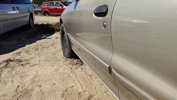 2003 Chevrolet Cavalier Front Door LH Gold 49U — photo 6