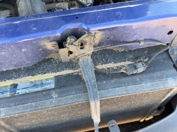 2006-2011 Chevy Hhr Hood Latch Assembly With Bracket Oem 15827364 — photo 2