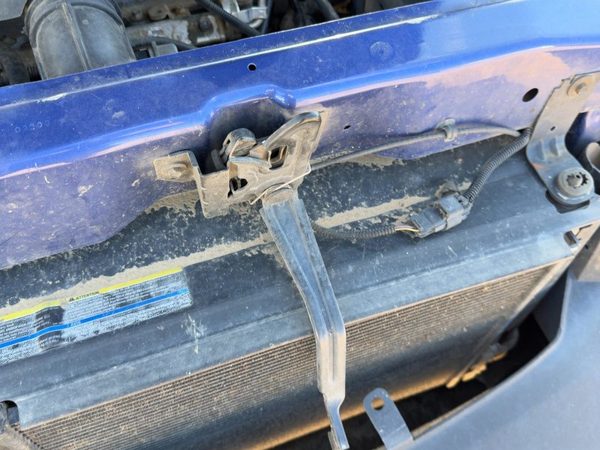 2006-2011 Chevy Hhr Hood Latch Assembly With Bracket Oem 15827364 — photo 4