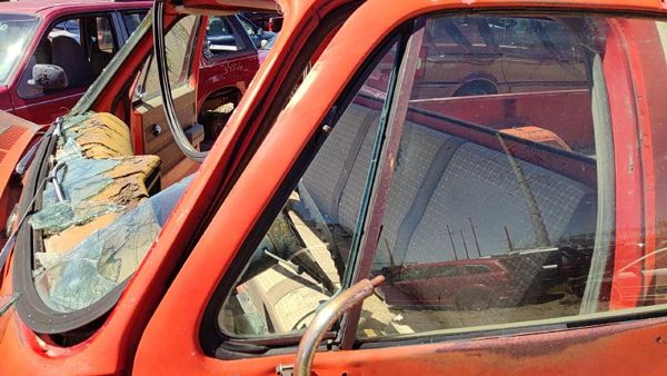 73-87 Silverado K10 Driver Left Front Vent Window Small Door Glass With Frame — photo 3