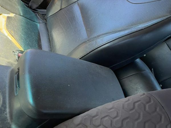 2005 Pontiac G6 Center Console Lid Only Oem Arm Rest Fold Down Ebony 192 — photo 1