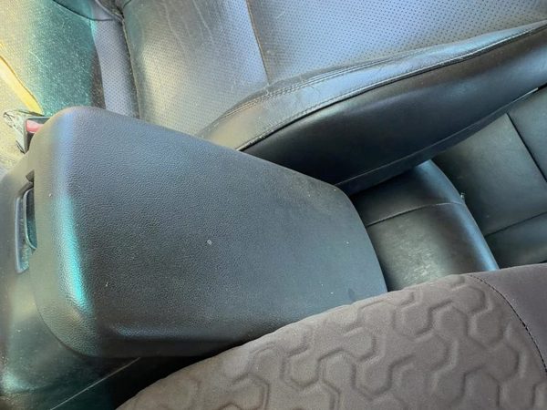 2005 Pontiac G6 Center Console Lid Only Oem Arm Rest Fold Down Ebony 192 — photo 3