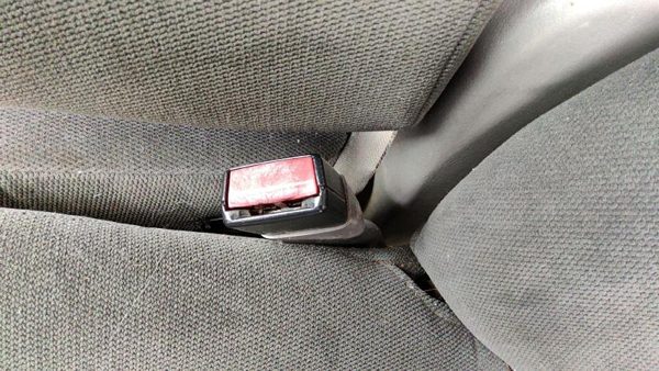 2002-2004 F350 Powerstroke Driver Left Front Seat Belt Buckle Receiver Oem Gray — photo 2
