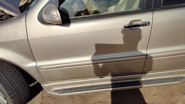 2005 Mercedes Ml Series Front Door LH Gold — photo 3