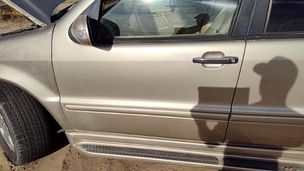 2005 Mercedes Ml Series Front Door LH Gold — photo 2