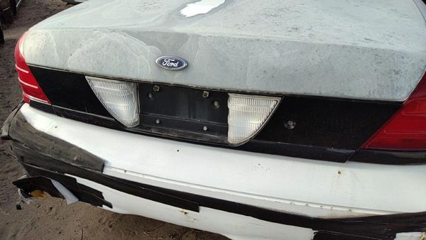1999-2011 Ford Crown Vic Center Tail Light Deck Lid Mounted Middle Reverse Lamp — photo 2